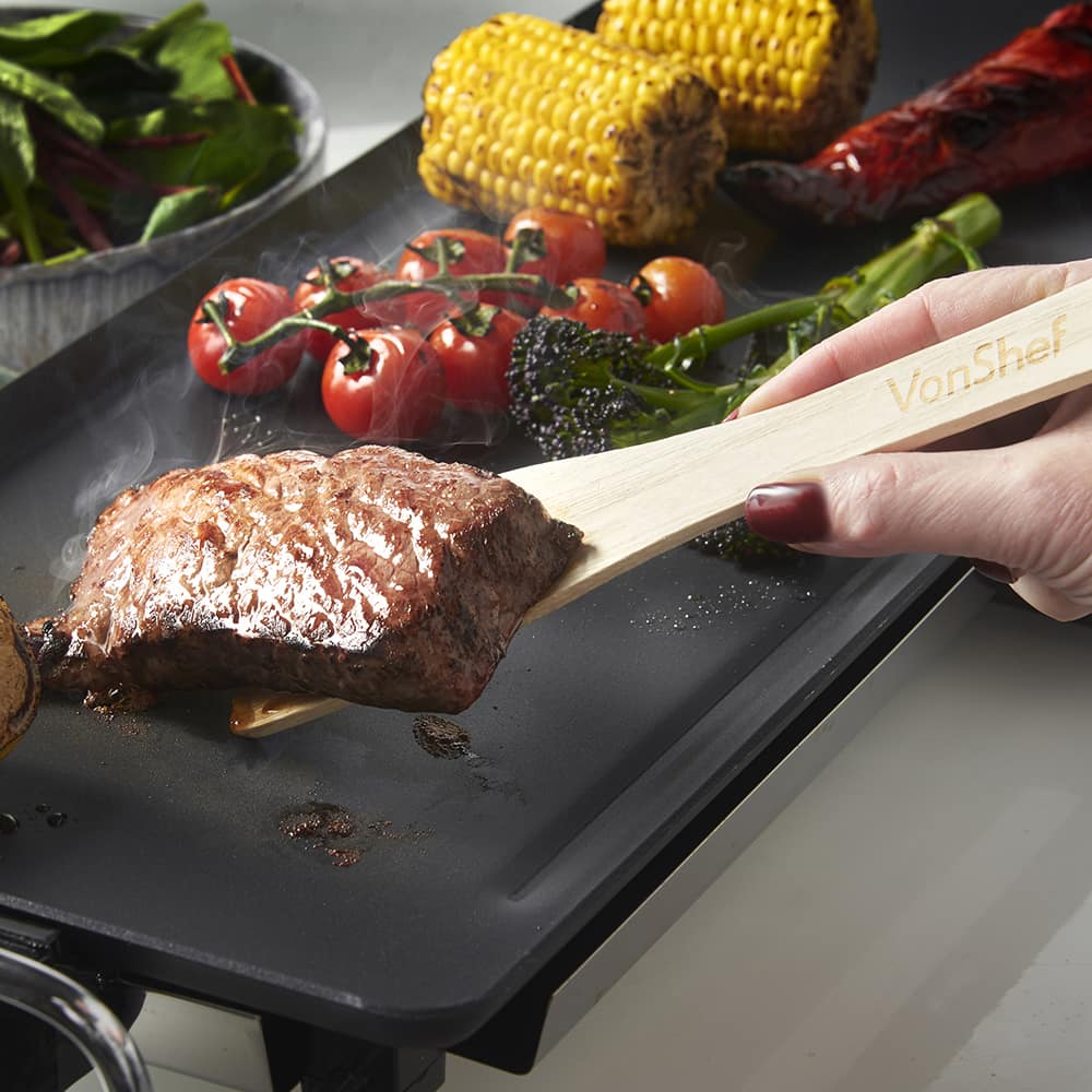 Close up of steak on a VonShef teppanyaki grill
