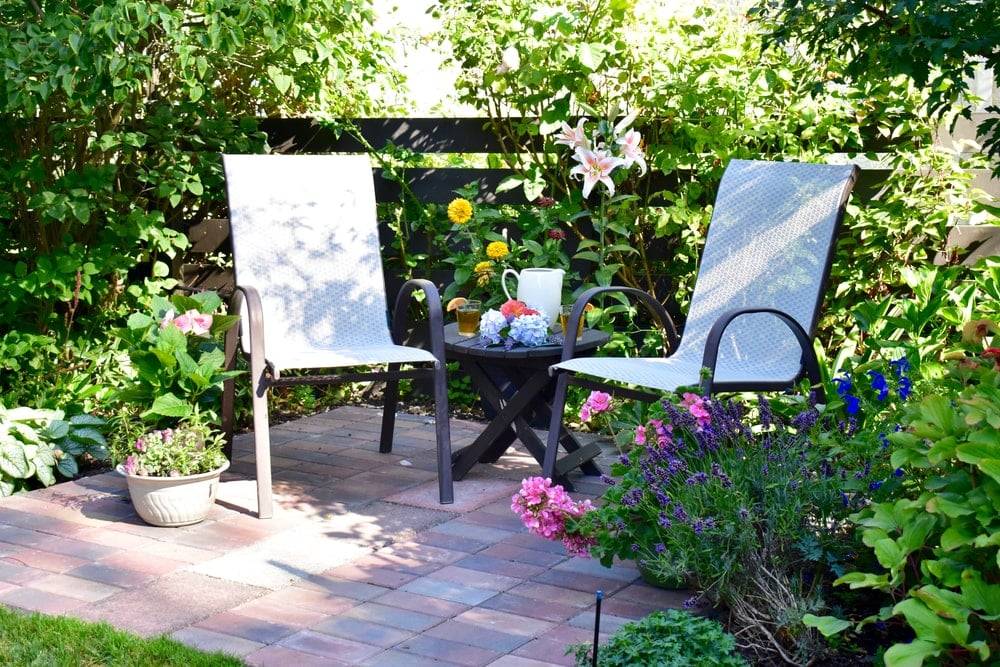 Cosy garden nook with two sun chairs