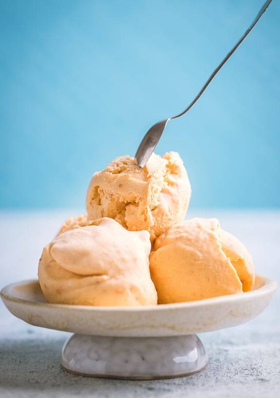 https://www.vonhaus.com/media/wysiwyg/vanilla-ice-cream-with-spoon_2.jpg